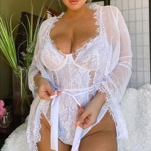 NWT Fashion Nova White Lace Teddy w/ matching robe   (M)
